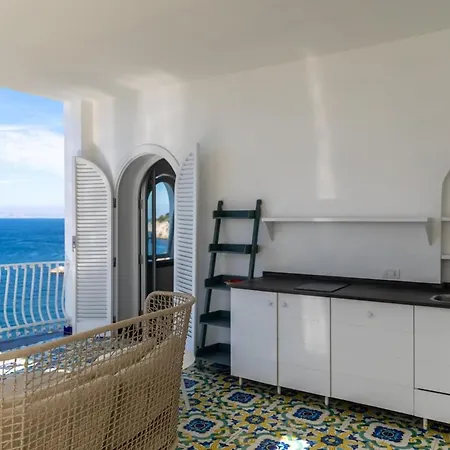 Stunning View On The Sea Of Naples With Pool Масса-Лубренсе